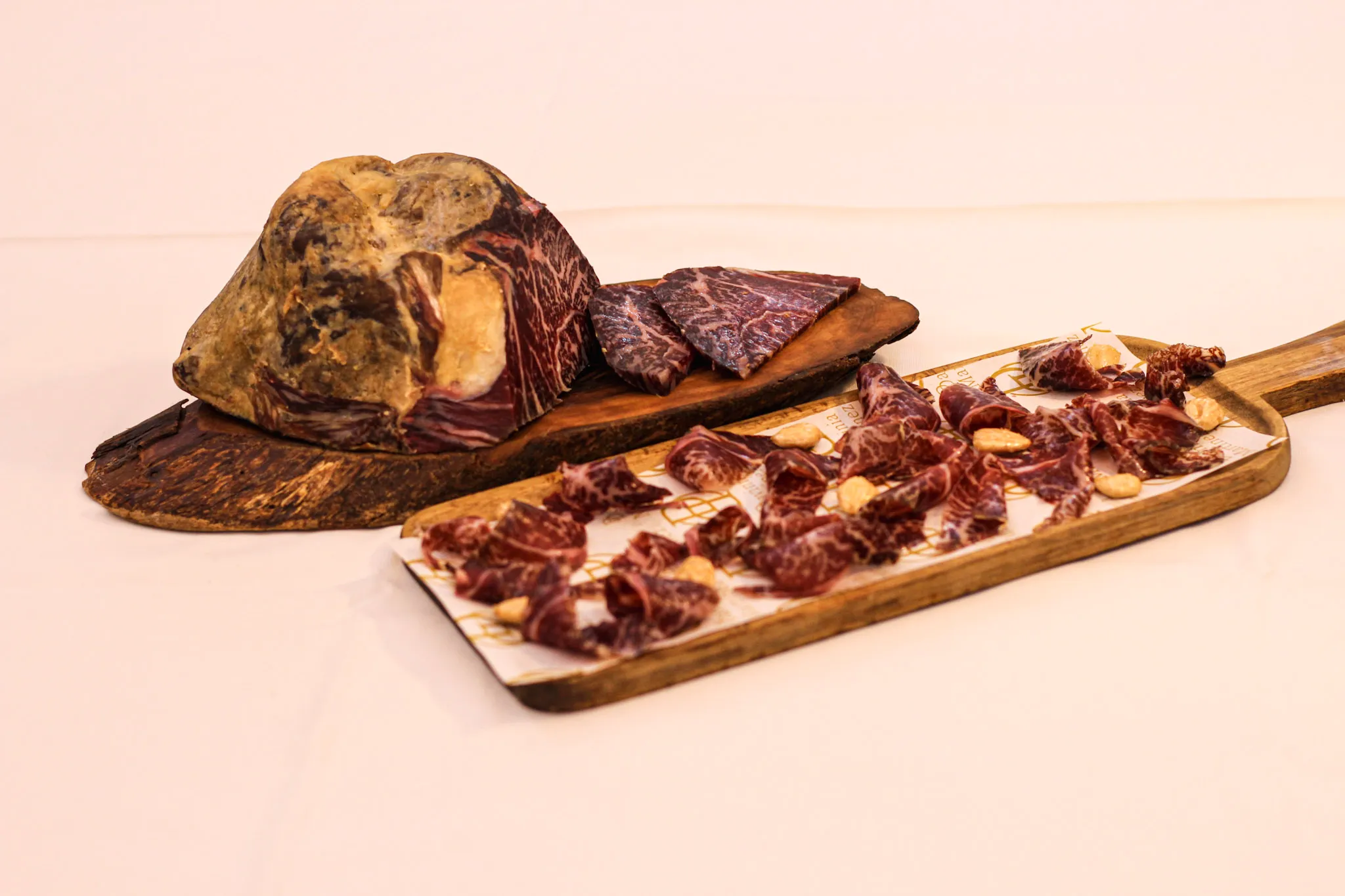 Tabla de carne madurada y cecina cortada