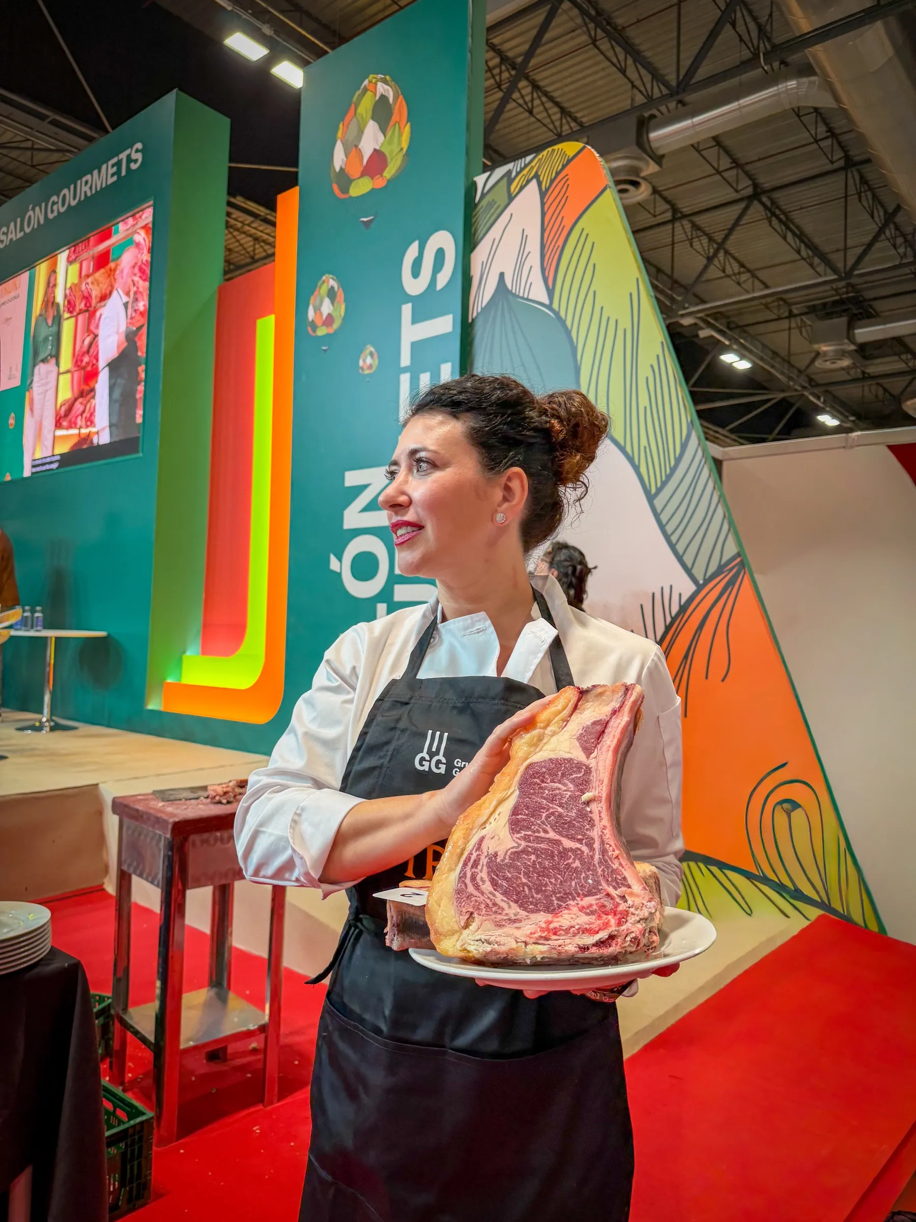 Davinia Martínez sostiene un chuletón de vacuno madurado en Salón Gourmets