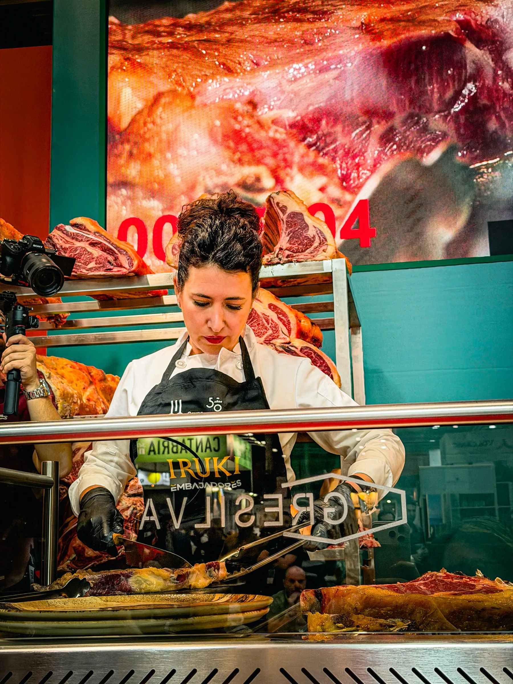 Davinia Martínez sirviendo vacuno a la brasa en una exhibición en directo