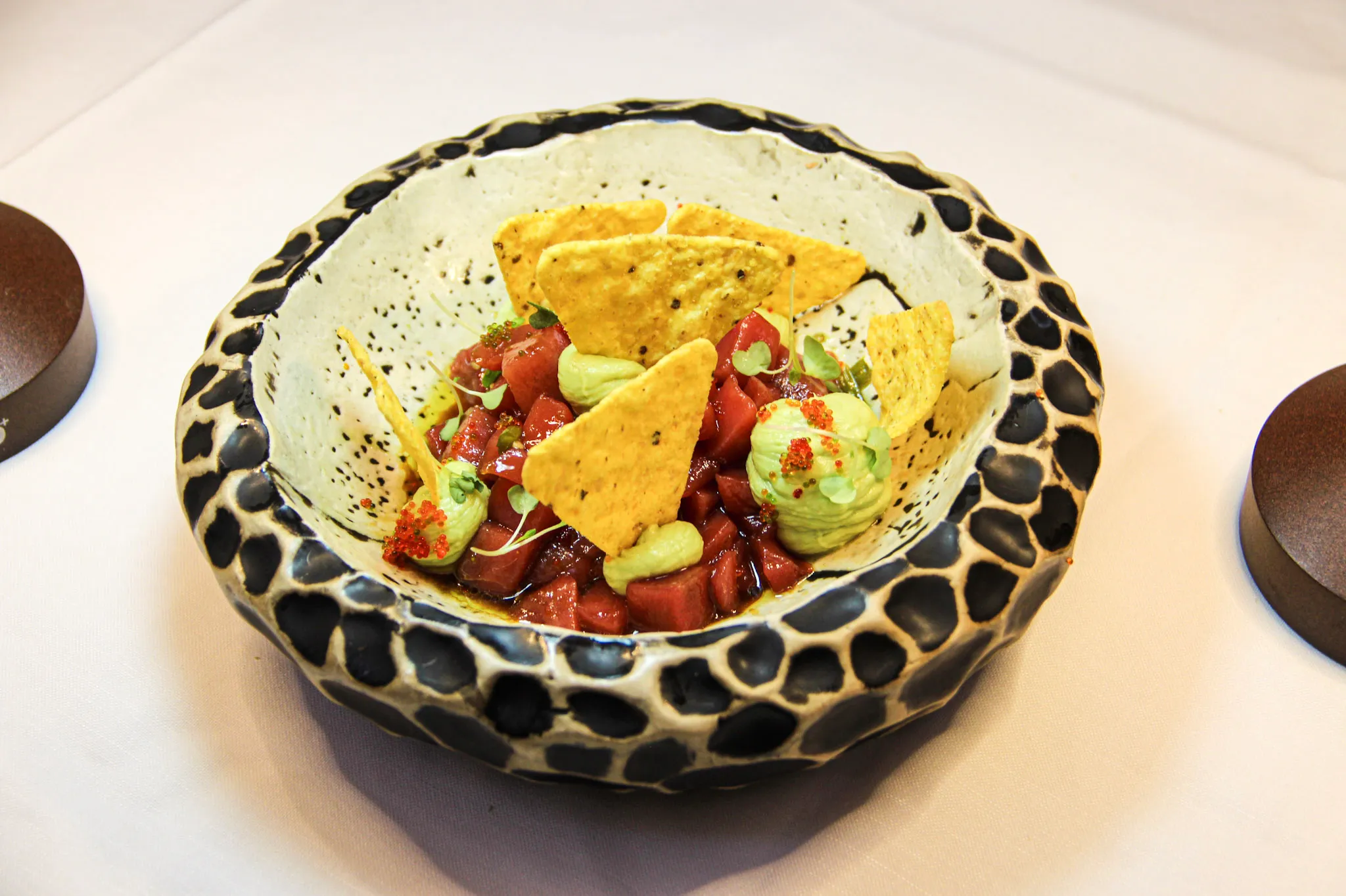 Tartar de atún con aguacate y nachos en cuenco artesanal